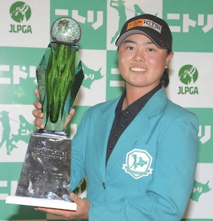 笹生優花 2大会連続優勝!10代で史上3人目 降雨でスタート遅れ、波乱含みの展開制す